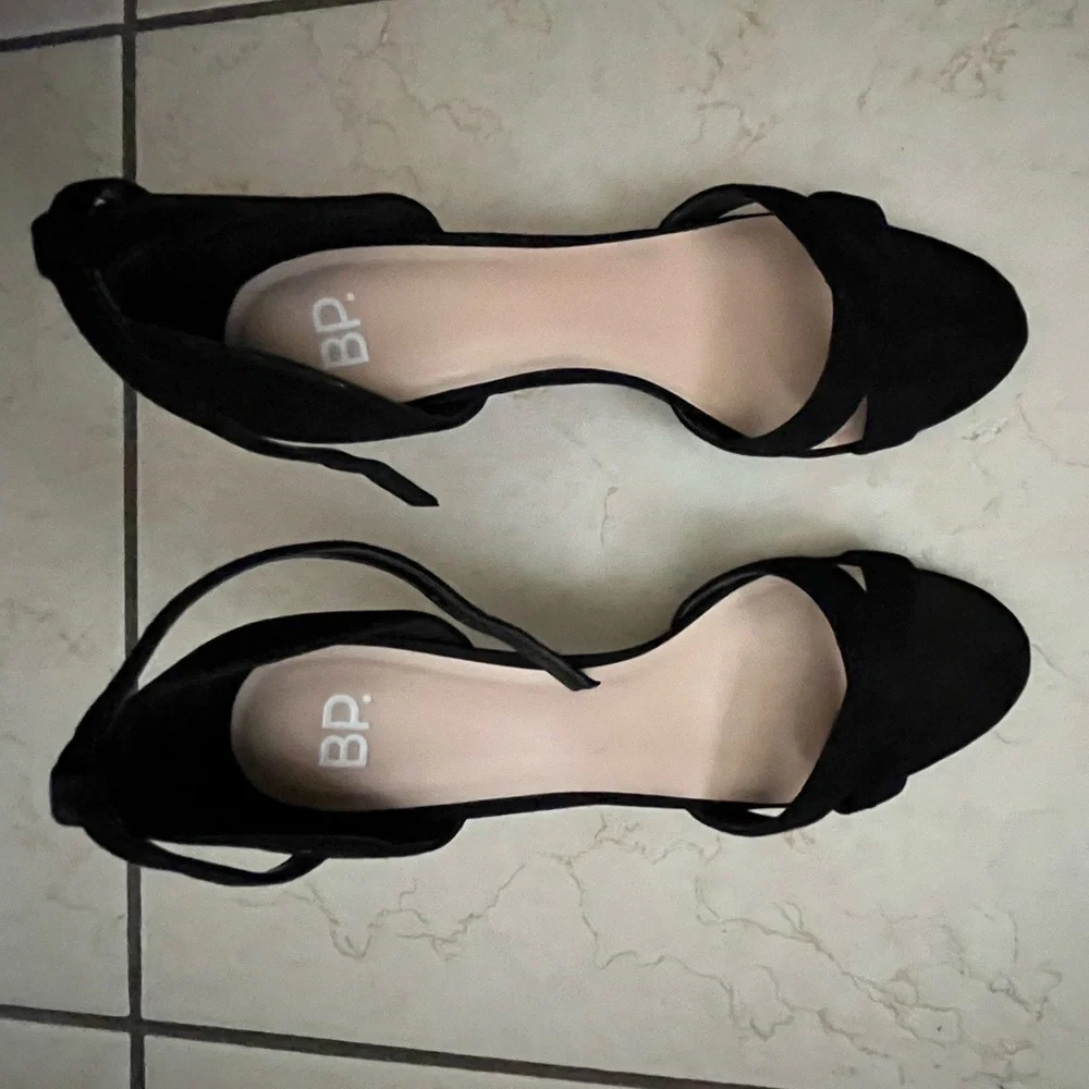 BP Laila Nordstrom cross strap black suede sandals, size 8